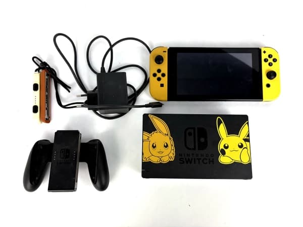 Nintendo Switch Let's Go Pikachu Edition Bundle