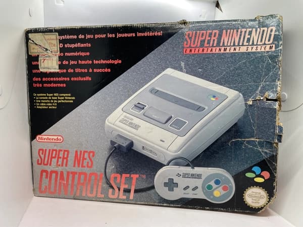 Nintendo SNES Super Nintendo Console + Cardboard Set