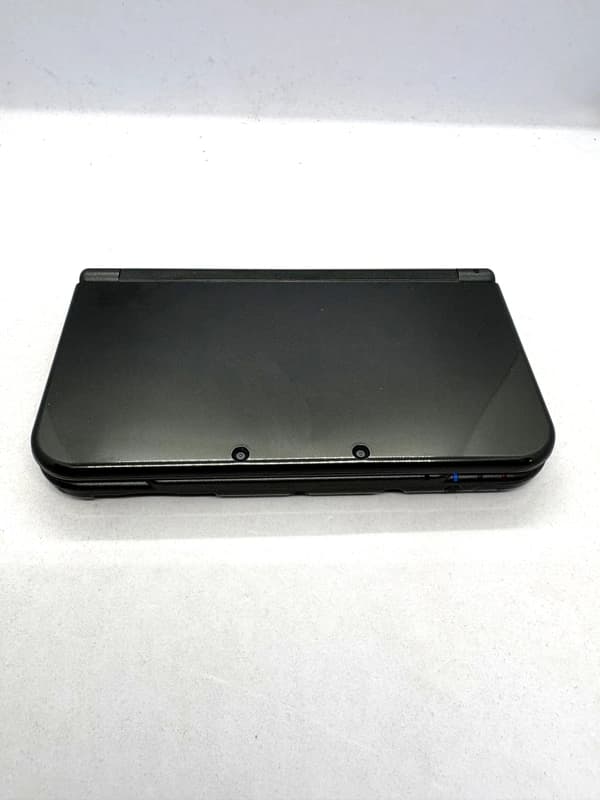 New Nintendo 3DS XL Metallic Black Console Bundle (Top IPS)