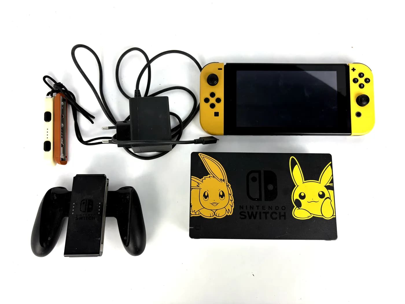Nintendo Switch Let's Go Pikachu Edition Bundle